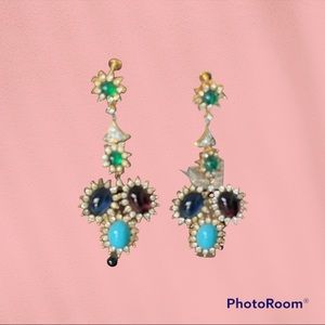 Vintage gold and rhinestone chandelier clip on earrings.